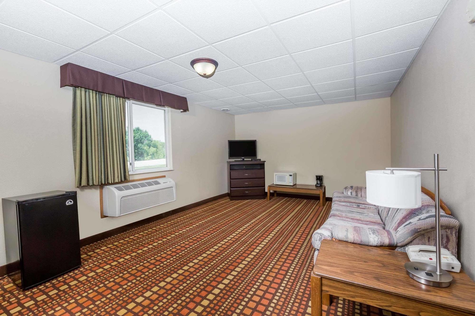 Super 8 By Wyndham Adair Ia Hotel Bagian luar foto
